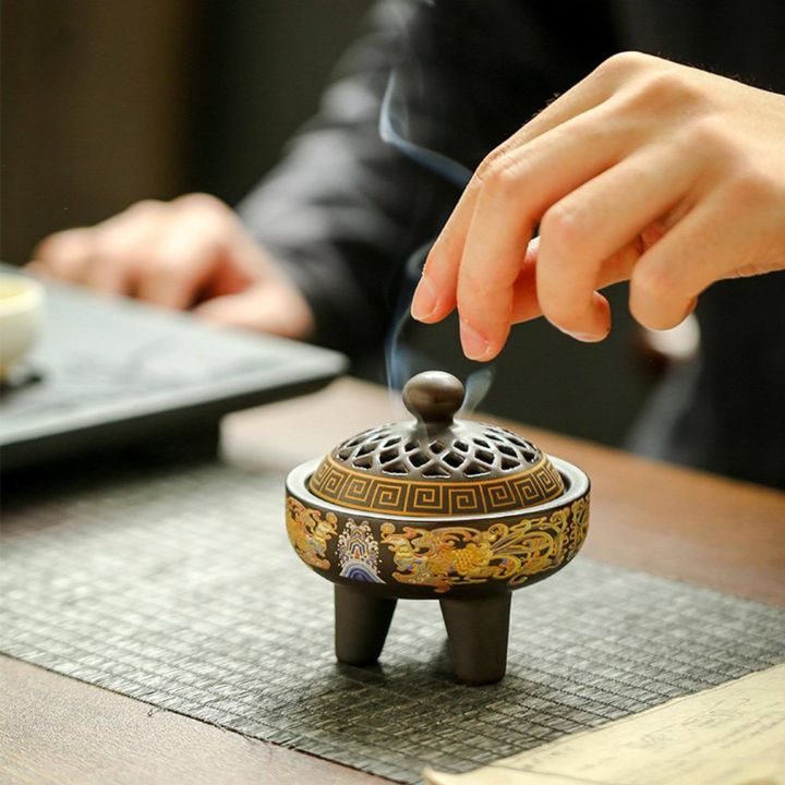 Cách đốt Trầm Hương trong đỉnh đồng? Lư đốt nhang vòng bằng đồng với kiểu dáng nhỏ nhắn cũng được rất nhiều gia đình lựa chọn. Với sự nhẹ nhàng trong thiết kế, thanh tao, đậm đà bản sắc dân tộc