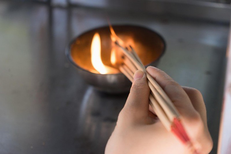 Đạo chúa có thắp nhang không? Thắp hương có thể giúp tạo ra một không gian yên tĩnh và tĩnh lặng cho cầu nguyện và suy ngẫm.
