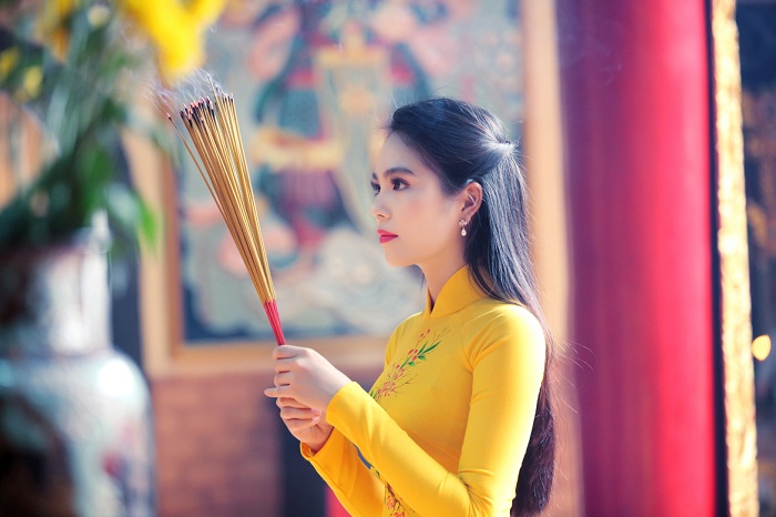 Đạo Chúa có thắp nhang không? Hành vi này được coi là một cách để gửi lời cầu nguyện và tôn kính đến Thượng đế.
