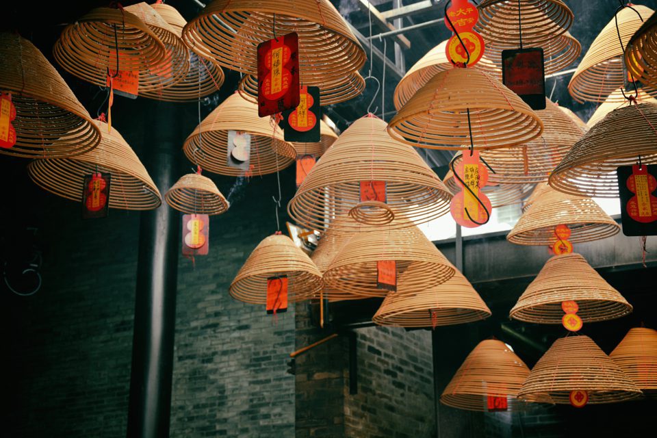Có nên thắp hương tối không - Nghi thức thắp hương đã đi vào đời sống văn hóa, tín ngưỡng của người Việt Nam như một nét đẹp truyền thống, gần gũi và trang nghiêm