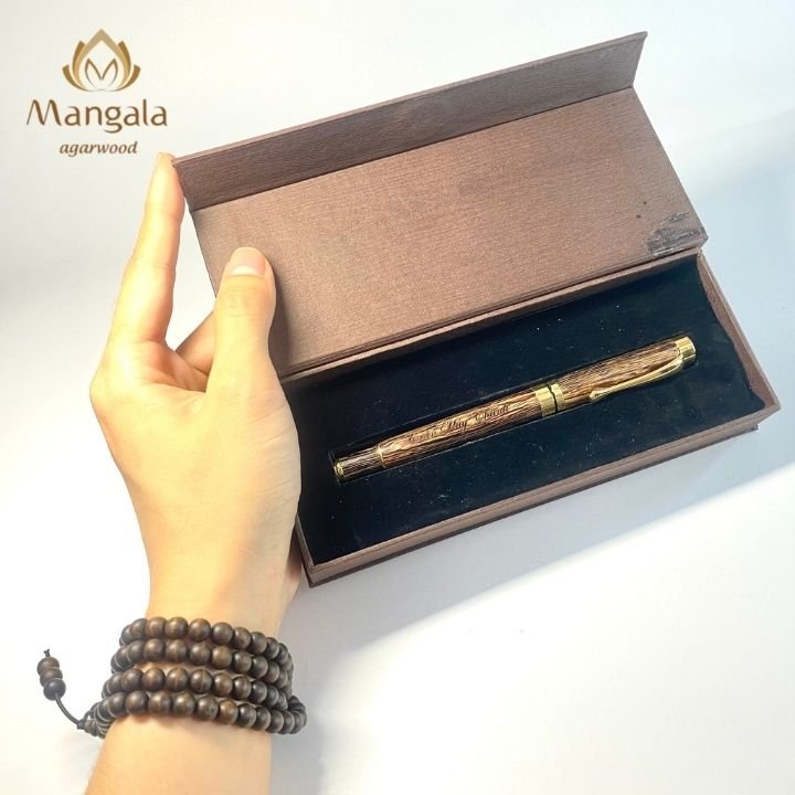 Mẫu bút trầm hương được tặng hộp đựng giấy cứng thay bao bì đựng, bảo quản sản phẩm