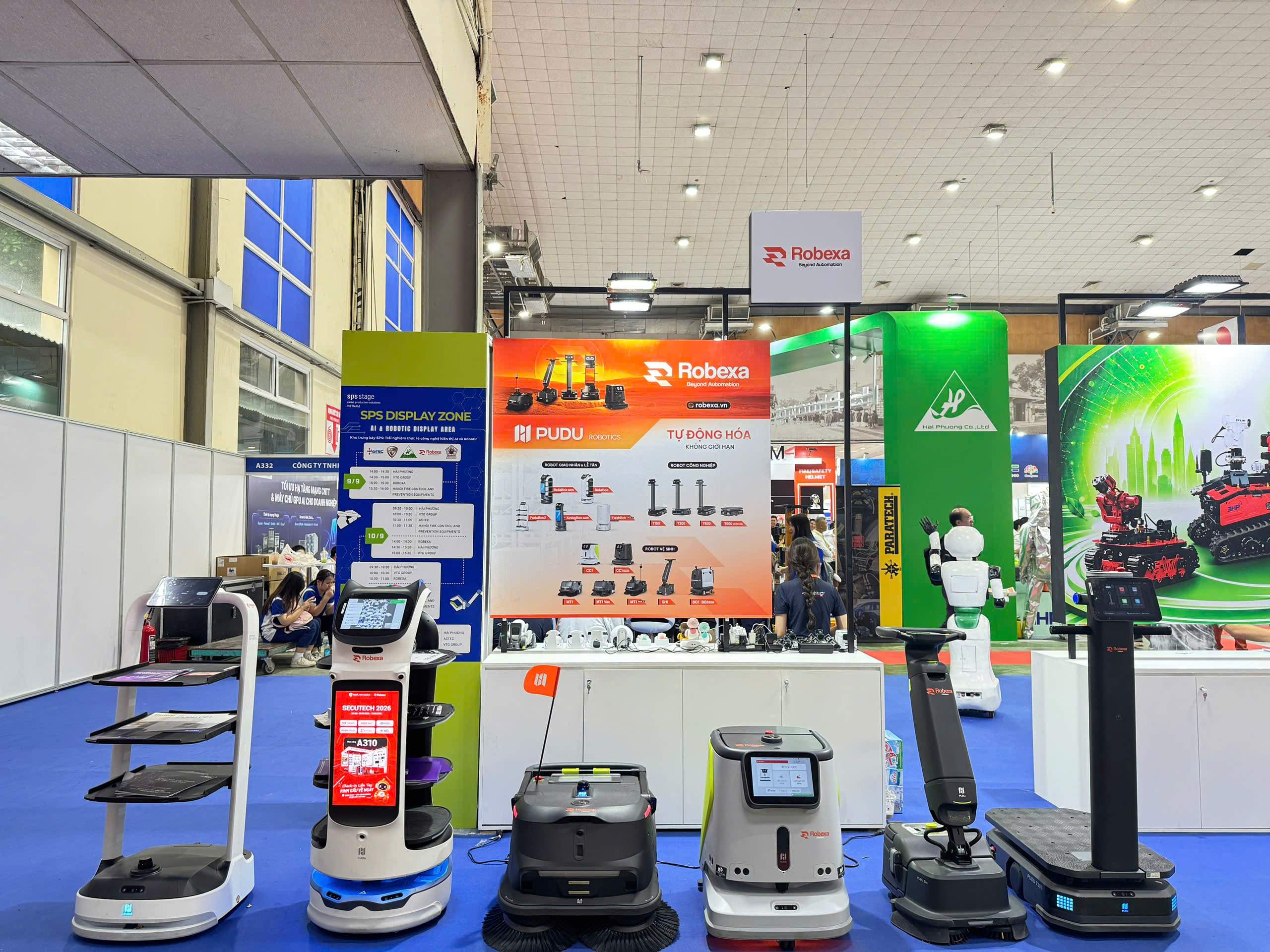 Dàn robot PUDU vệ sinh & phục vụ trưng bày